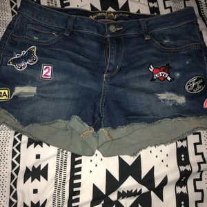NEVER WORN CUTE PATCH SHORTS